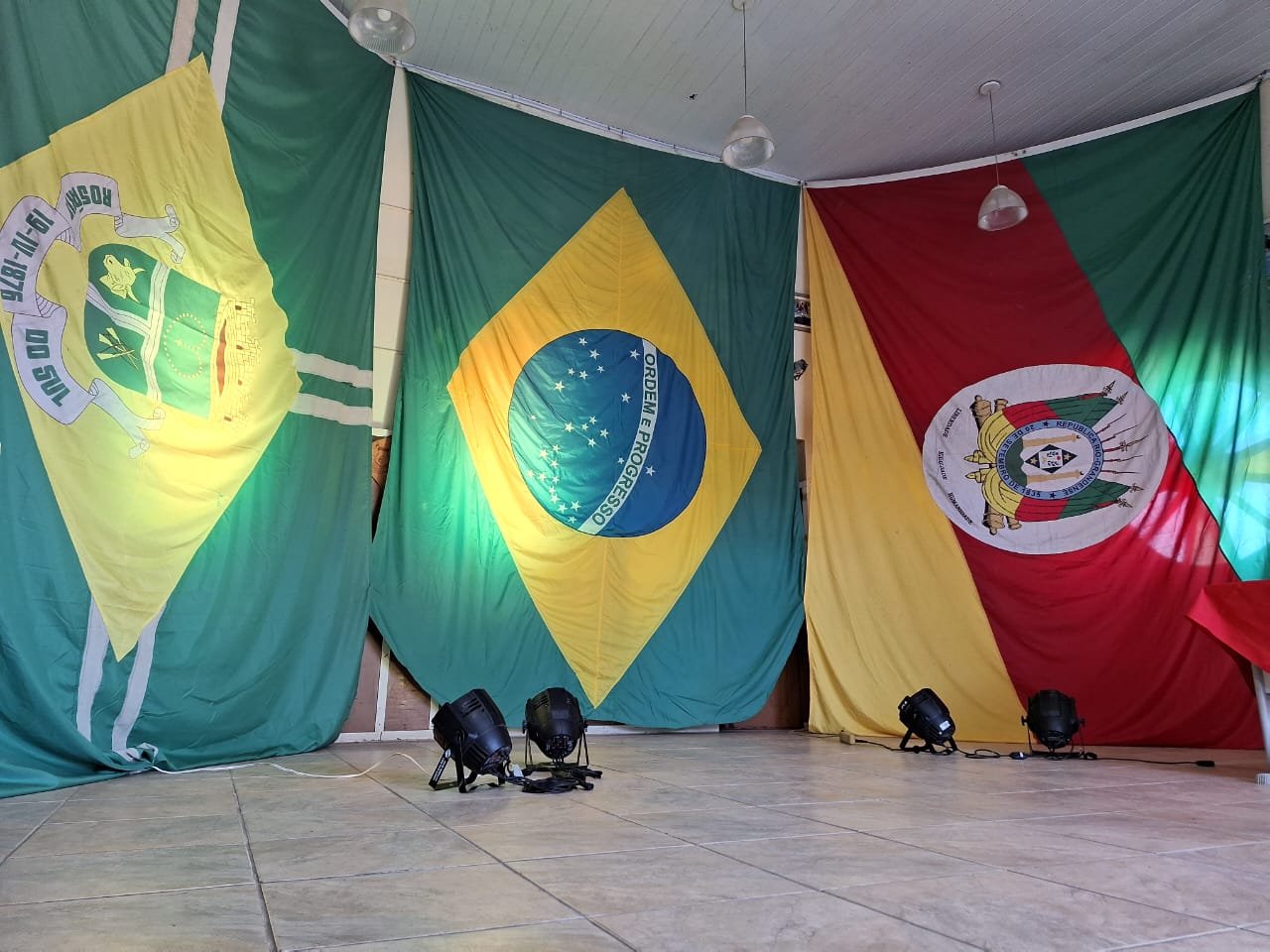 Bandeiras e Iluminação do Salão